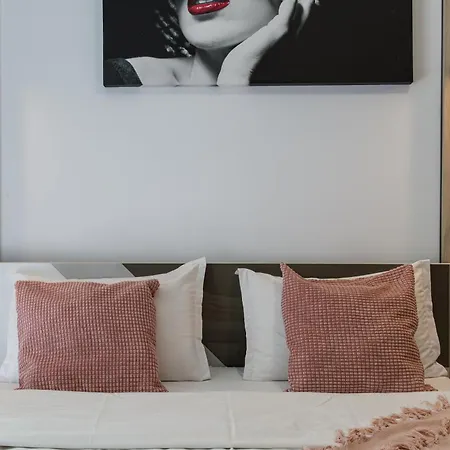 Purple Onyx - Pool & Daire