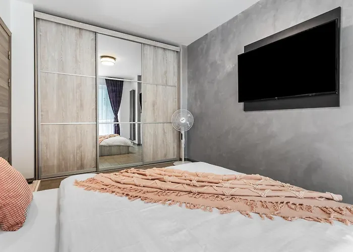 Purple Onyx - Pool & Διαμέρισμα Năvodari